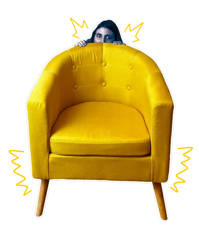 elena creativa detras de su silla amarilla esperando para hacer gestoria de tu instagram